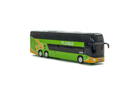 Vooraanzicht van groene VDL Futura DD miniatuurbus in schaal 1:87 in de uitvoering van Flixbus. Lijn 823 Paris.