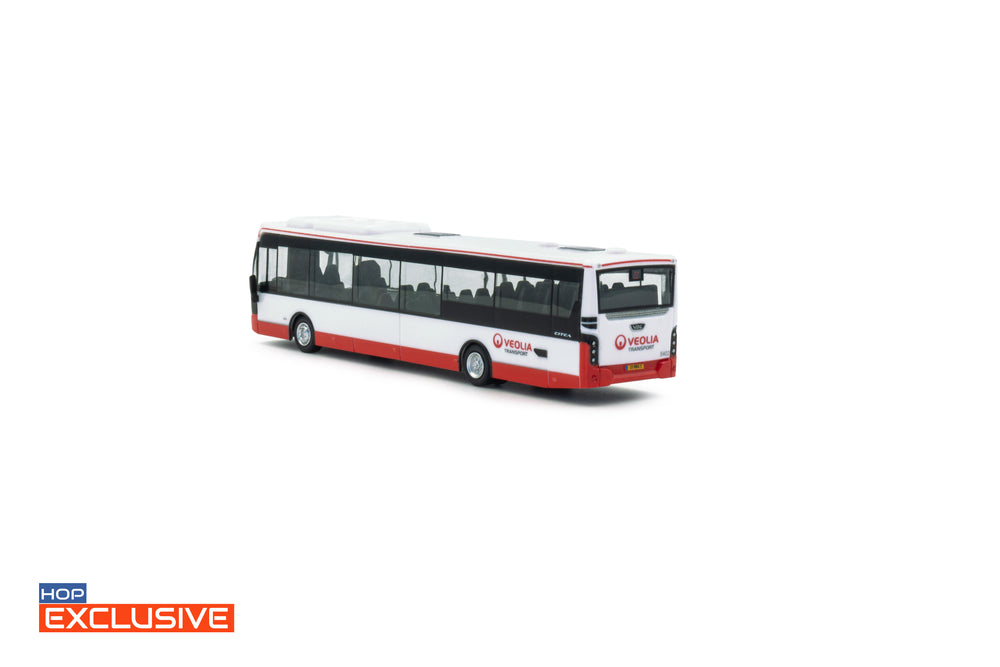 Achteraanzicht van de witte met rode miniatuurbus VDL citea LLE in schaal 1:87 in de uitvoering van Veolia. Lijn 22 bestemming waubach.