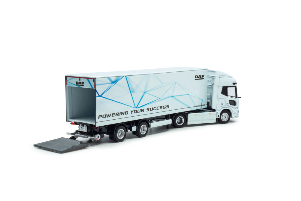 Achteraanzicht van een witte DAF XD Truck en trailer miniatuurvrachtwagen in schaal 1:87 in de uitvoering powering your succes.