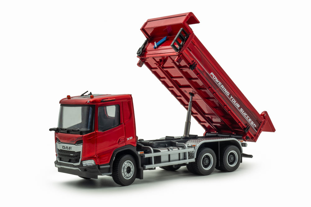 Vooraanzicht van een rode miniatuur vrachtwagen - DAF XD Kipper in schaal 1:50 uitvoering Powering your succes.