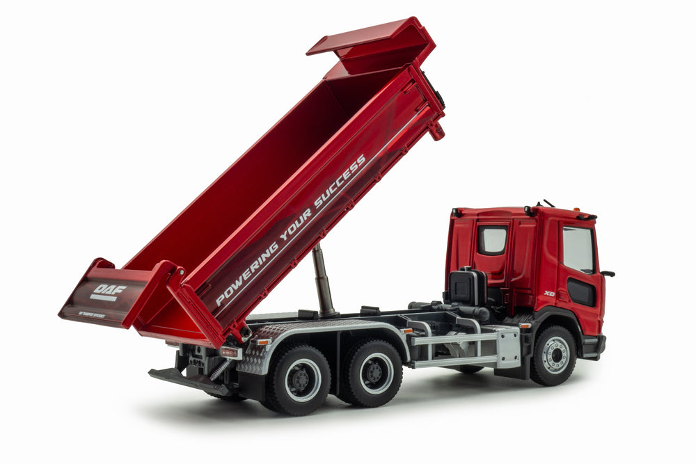 Achteraanzicht van een rode miniatuur vrachtwagen - DAF XD Kipper in schaal 1:50 uitvoering Powering your succes.