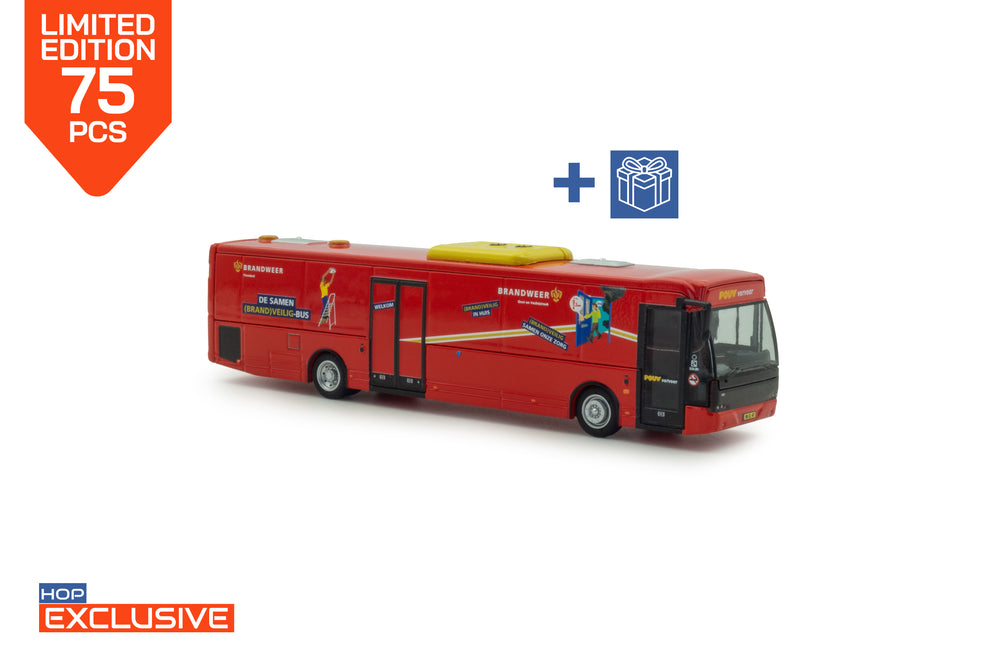 Een rode VDL Ambassador miniatuurbus in schaal 1:87 in de uitvoering Brandweerbus - Pourvervoer