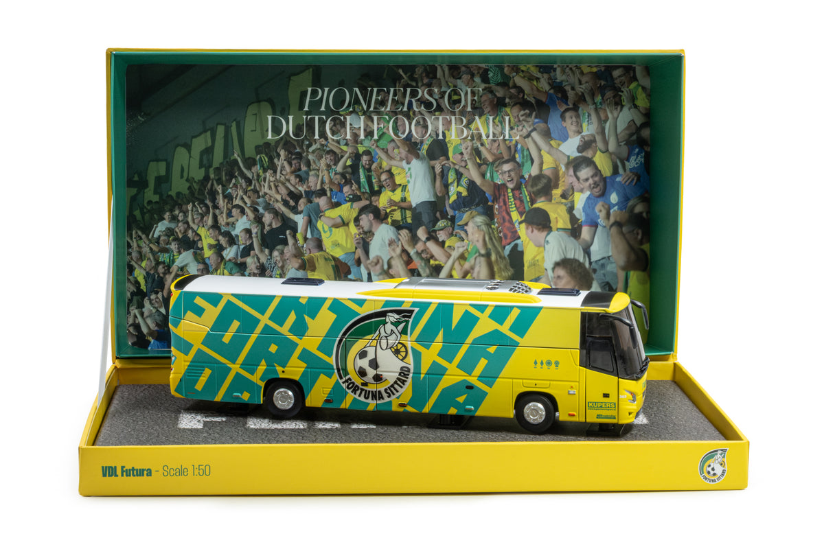 VDL Futura Team coach ''Fortuna Sittard'' miniatuurbus in schaal 1:50 van het merk Holland Oto. In een luxe showoxverpakking