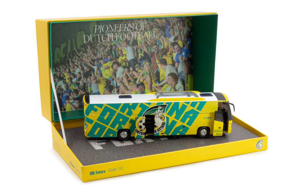 VDL Futura Team coach ''Fortuna Sittard'' miniatuurbus in schaal 1:50 van het merk Holland Oto. In een luxe showoxverpakking