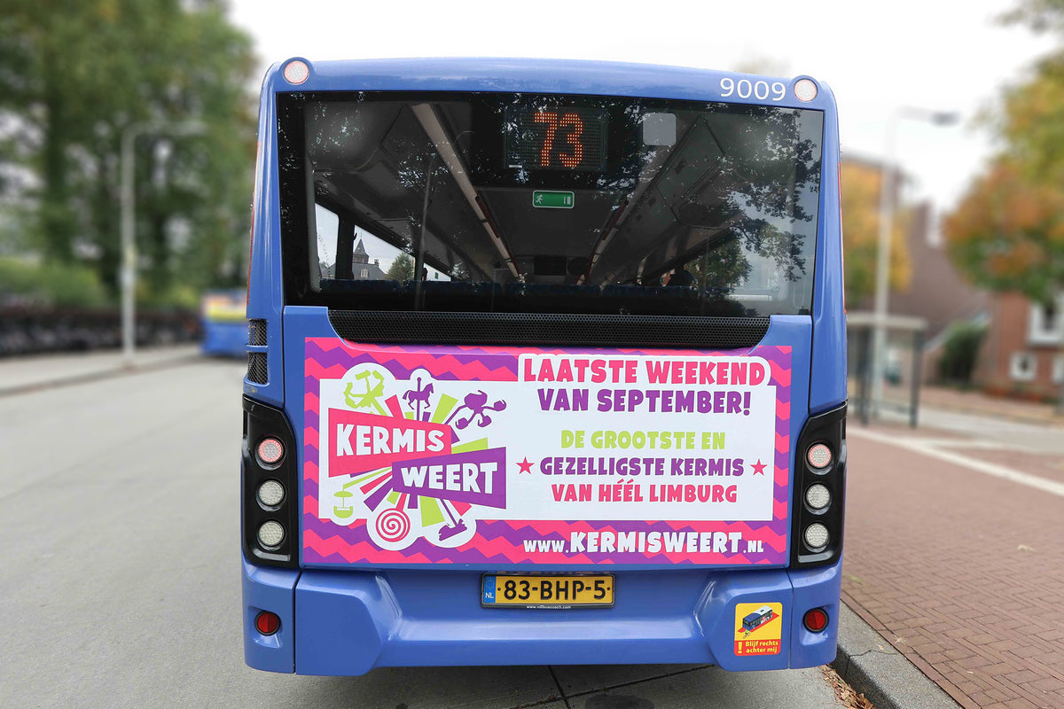 Achteraanzicht van de echte bus met de mooie kermis Weert bedrukking