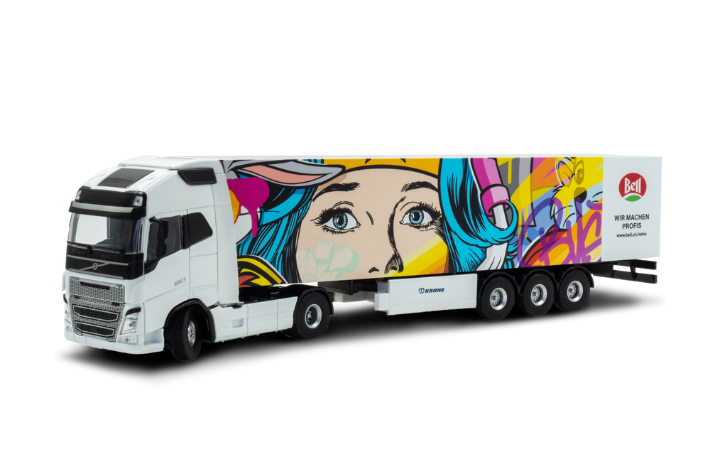 zij/vooraanzicht van een witte Volvo FH miniatuur vrachtwagen met palletbox in schaal 1:50 in de uitvoering van Bell. Met kleurrijke grafische print 