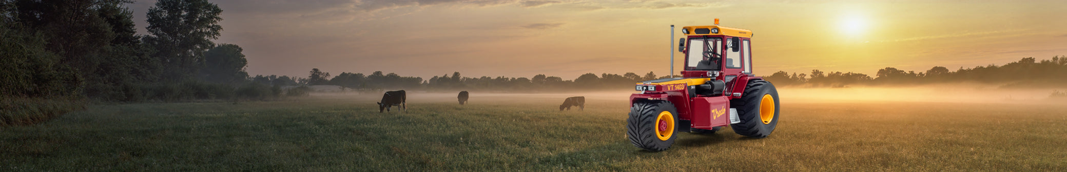 Header met boerenlandschap en zonsondergang met een vredo VT 1403 miniatuur tractor.