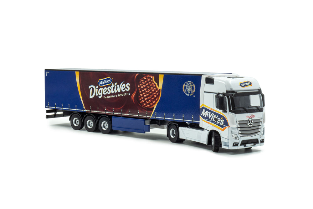 Zij/vooraanzicht van een blauwe Mercedes-Benz Actros MP4 miniatuur vrachtwagen in schaal 1 op 50 in de uitvoering van mc Vities - Digestives. 