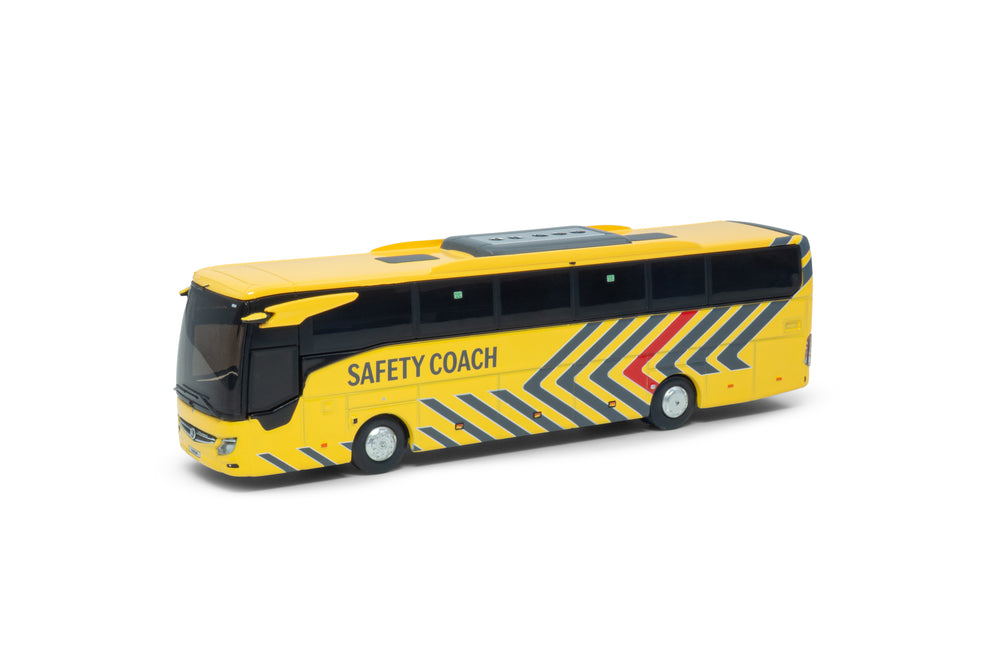 Voor/zijaanzicht van de Mercedes-Benz Tourismo in schaal 1:87 van het merk Holland Oto. In de uitvoering safetycoach