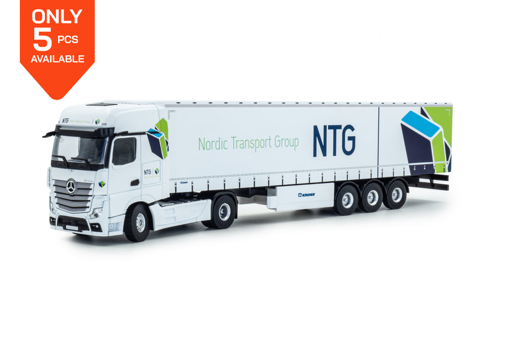 Vooraanzicht van een Mercedes-Benz Actros MP5 miniatuur vrachtwagen met trailer in de schaal 1 op 50 in de witte uitvoering met NTG (nordic transport group) belettering.