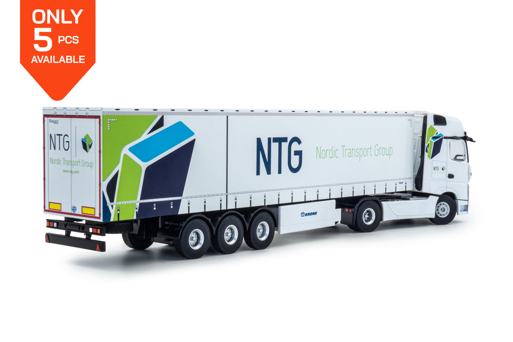 Achteraanzicht van een Mercedes-Benz Actros MP5 miniatuur vrachtwagen met trailer in de schaal 1 op 50 in de witte uitvoering met NTG (nordic transport group) belettering.