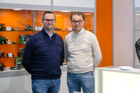 Foto impressie Nuremberg-2023,  Bram Sevens van Holland Oto en Niels Anchelon van Bevro op de stand van Holland Oto