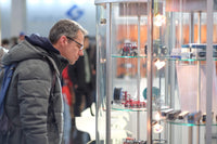 Foto impressie Nuremberg-2023, man die naar miniaturen kijkt