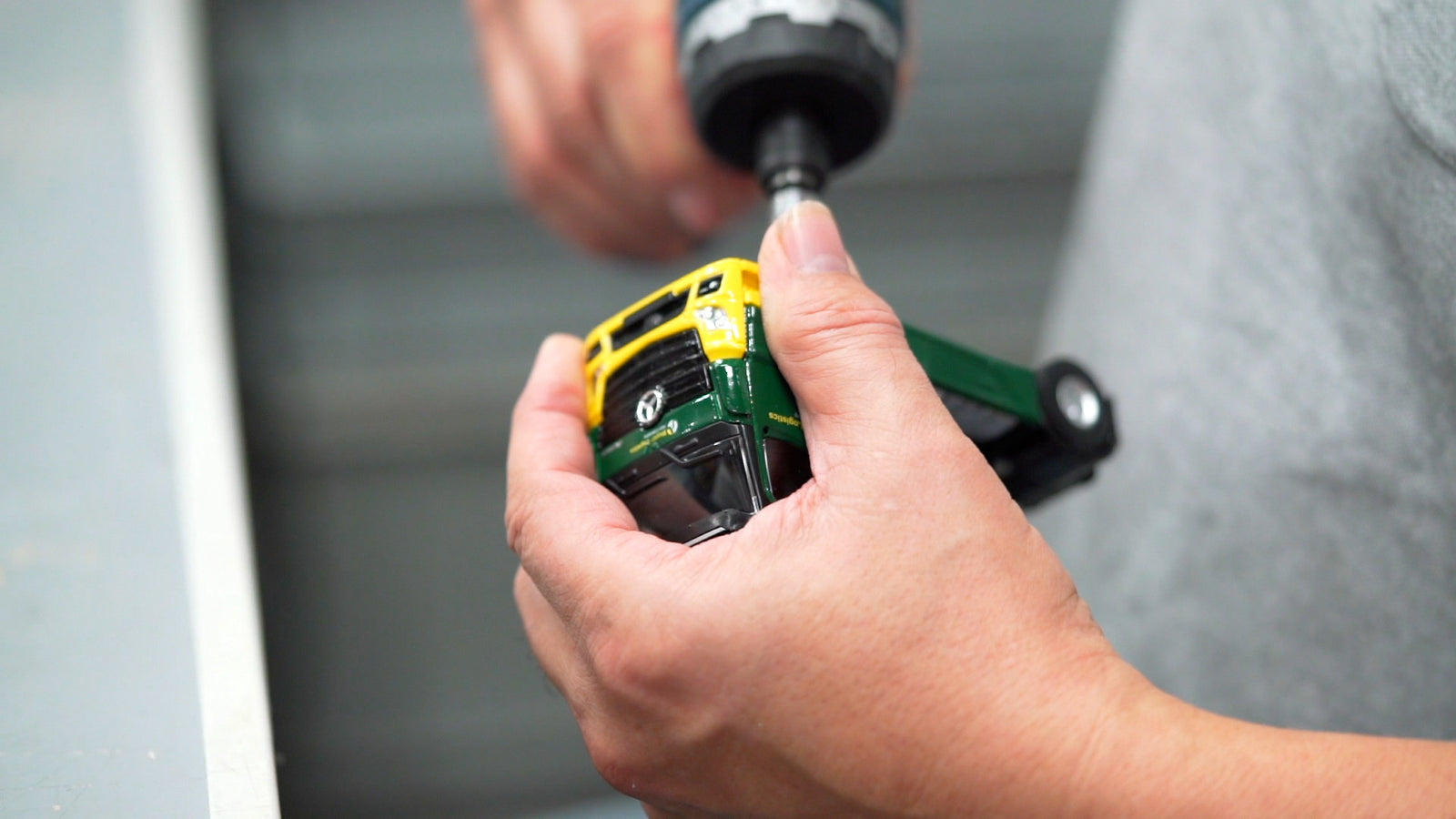 man die miniatuur vrachtwagen assembleert